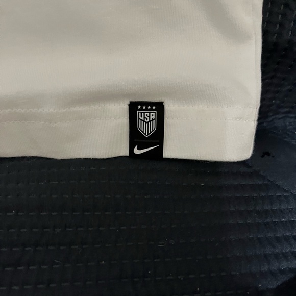 NWOT WOMENS NIKE TSHIRT SIZE MEDIUM - Picture 3 of 6